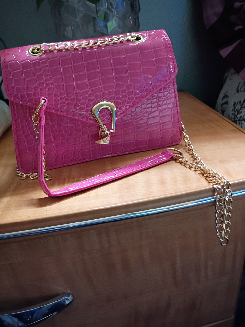 Fuchsia Croc-Embossed Chain Shoulder Bag - Gold Hardware - Picture 2 of 6